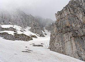Canalini che sfociano nel grande collettore del Canalone Maiori lasciano intuire varianti alpinistiche pi&ugrave; impegnative.