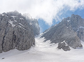 Uno dei canali che sale sullo Sperone di Mezzo del Sirente raggiungendo la cresta al Passo del Lupo.