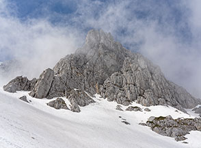 Vista su una delle spettacolari quinte rocciose che fanno da cornice al Canalone Maiori.