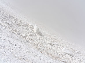 Massi di neve, residui di valanghe, nel Canalone Maiori.
