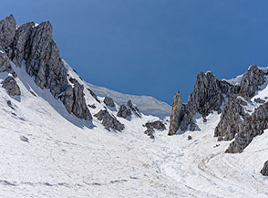 Le cornici di neve pi&ugrave; grosse dell&rsquo;Appennino si formano probabilmente qui: alla testata del Canaloni Maiori o Valle Inserrata.