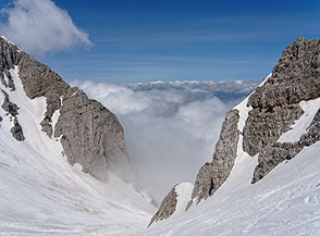 Mentre saliamo nubi cariche di vapore indugiano a valle (Canalone Maiori).