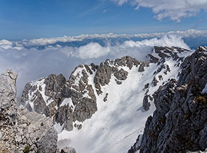 Lo Sperone di Mezzo ripreso dal Monte Sirente (sotto la parte terminale del Canalone Maiori).