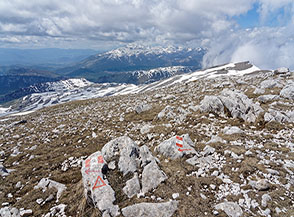 Inizio della lunga Cresta Nord-Ovest del Sirente con la Magnola sullo sfondo.