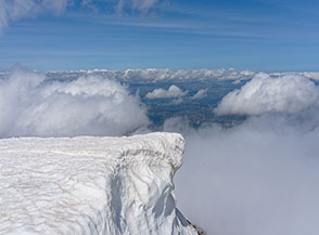 &ldquo;Trampolino verso l&rsquo;orizzonte&ldquo; (cornice di neve sulla cima del Sirente).