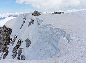 Cornice di neve che prima o poi collasser&agrave; sul Canalone Maiori.