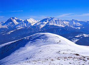L&rsquo;anticima orientale a pochi passi dalla vetta di Monte di Mezzo, sullo sfondo le imponenti cime del Gran Sasso.