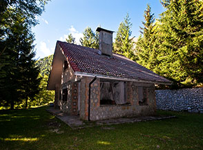 Il Rifugio di Valle Fischia, seminascosto dal bosco.