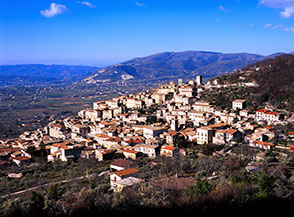 Il paese di San Donato Val di Comino disteso all&rsquo;uscita della Valle Forca d&rsquo;Acero.