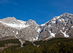 La splendida vista che si ha da Colle Pelato: da sx il Monte Velino con il Canalone Sud, il Canalino, quindi il Monte Cafornia.
