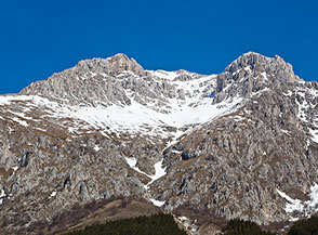Il Versante Sud del Monte Velino solcato da un vasto canalone.