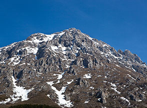 Le guglie rocciose che segnano il Versante Sud del Monte Cafornia.
