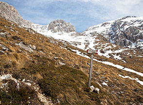 Lungo il sentiero 5 sui pendii alla base del Canalone Sud del Monte Velino.