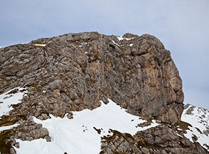 Il traverso su neve che precede il ripido canalino nascosto, passaggio chiave del sentiero 5 sulla Cresta Sud-occidentale del Velino.
