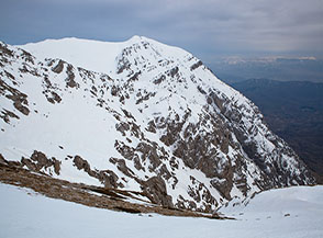 Affaccio sulla parte alta del Canalone Sud del Monte Velino, sulo sfondo il Monte Cafornia.