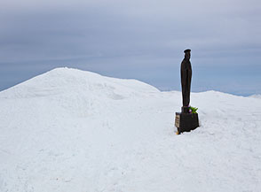 La Madonnina in cima al Monte Velino.