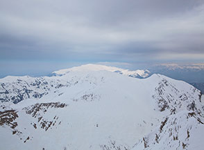 Vista dal Velino verso est: sulla dx il Monte Cafornia e sullo sfondo il Monte Sirente.