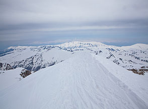 Vista dal Velino verso nord: oltre la cresta del Costone (Vena Stellante) si scorgono i Monti di Campo Felice.