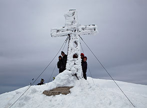 Foto ricordo sotto la croce di vetta del Velino.