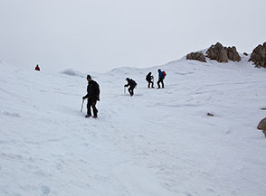 Inizio della discesa nel ripido canale nevoso d&rsquo;ingresso al Canalone Sud del Velino.