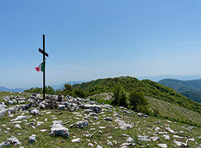 Croce di vetta sul Monte Pellecchia.