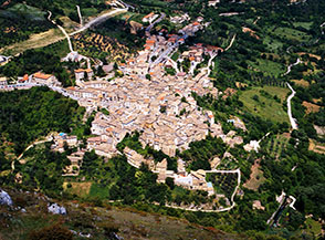 Aerea vista di Anversa degli Abruzzi stretta fra i suoi tetti.