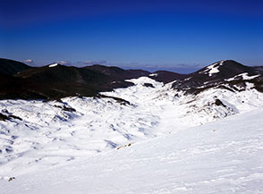 Un candido mantello di neve ricopre la dolce e distesa Valle della Dogana.