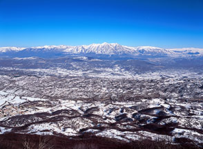 La Valle dell&rsquo;Imele vista dalla cima di Monte Padiglione, all&rsquo;orizzonte si alza la catena montuosa Duchessa-Velino-Magnola.