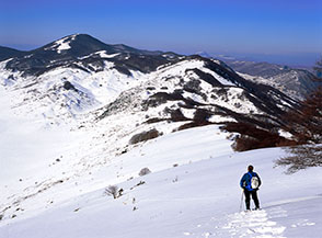 Lungo la Cresta Nord-Ovest del Padiglione vista sul Monte Midia.
