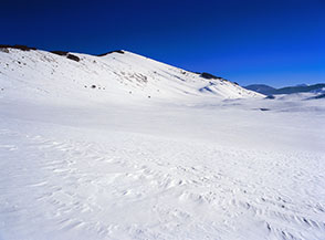 Valle della Dogana: un mare di neve accecante (sullo sfondo Monte Padiglione).