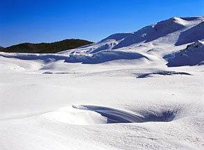Una dolina colma di neve verso la fine di Valle della Dogna.