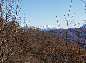 Il bianco Monte Velino si staglia all&rsquo;orizzonte ripreso da Colle Cornazzani.