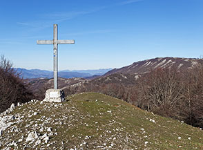 La croce in cima a Monte Guardia, sullo sfondo a dx il Monte Pellecchia.