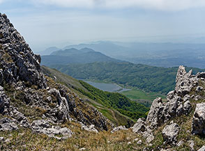 Il Lago del Matese fa capolino a fondovalle.