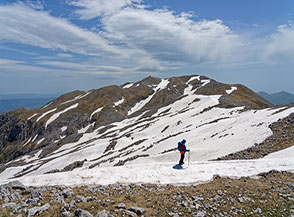 I vasti nevai alla testata del Fondacone ci separano dal Monte Miletto che si erge di fronte a noi.