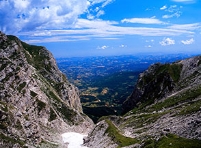 Dalla Valle dell&rsquo;Inferno vista sulle colline teramane che degradano fino al mare.