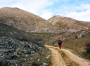 Primi passi dal Valico di Capo la Maina verso Fonte Tavoloni.
Aina