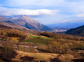 Vista sulla Serra di Celano ed il paese ai suoi piedi, dalla sterrata per Fonte Tavoloni.