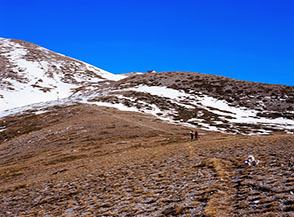 Lungo il dolce spallone di Coppo Cotturone che conduce al Rifugio Telespazio.