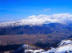 L&rsquo;Altopiano delle Rocche ed il massiccio del Sirente visti dalla Cresta Sud-Est della Magnola.