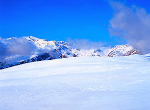 Il solare piano della Sentinella sulla cima della Magnola, dove troviamo anche il piccolo Rifugio Panei (al centro della foto).