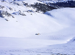 Il piccolo Stazzo della Corte semisommerso dalla neve, a poca distanza sopra di lui si distingue il Valico della Corte.