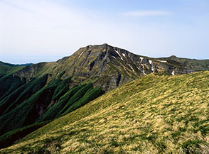 Corno alle Scale visto dal prativo gobbone della Nuda.