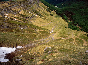 Dai Balzi dell&rsquo;Ora spettacolare affaccio sul circo ai piedi del suo gradinato versante settentrionale.