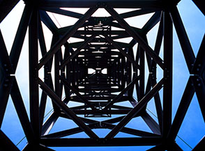 Dentro la grande croce in ferro posta sulla cima di Punta Sofia al Corno alle Scale.