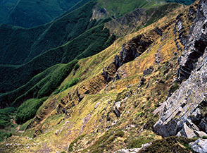 La Parete Est del Corno alle Scale precipita sui boschi della Valle del Silla.