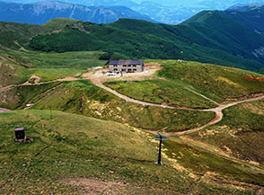 Il Rifugio Duca degli Abruzzi al Lago Scaffaiolo visto dalla vicina cima del Cupolino.