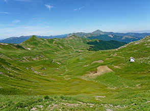 Il vasto anfiteatro prativo di Piana della Calanchetta con sulla dx la Capanna del Sasseto.