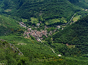 Isola Fossara vista dal sentiero per il Corno del Catria.