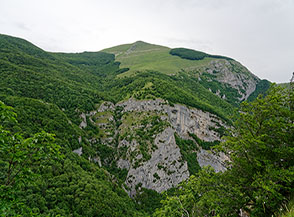 La Balza dell&rsquo;Aquila: un possente salto di roccia che interrompe il Versante Sud del Catria.